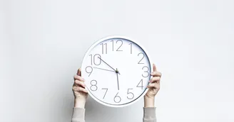 Pas de délai de carence entre un contrat de mission et un CDD de surcroît successifs avec un même salarié