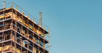 Sauf clause expresse, le ravalement prescrit par l'administration pèse sur le bailleur commercial