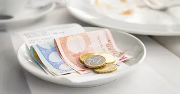 Les pourboires centralisés par l’employeur et reversés aux salariés sont soumis à cotisations