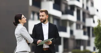 Le dirigeant d'une société en liquidation ne peut pas former une surenchère sur un immeuble social