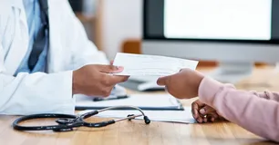 Arrêt maladie : fin de la tolérance d’indemnisation des jours non prescrits en cas de prolongation