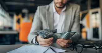 L’arrêt des poursuites contre une société en procédure collective ne bénéficie pas à son dirigeant