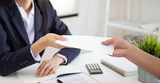 La seule remise d’un chèque au salarié ne prouve pas le paiement effectif du salaire