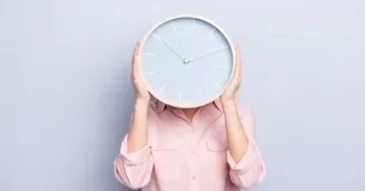 Une prime variable versée au salarié en contrepartie de son activité s'acquiert au prorata du temps de présence