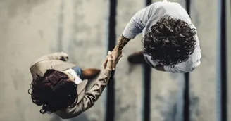 Requalification pour défaut de mention du salarié remplacé : 2 ans pour agir dès la signature du CDD