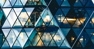 Les associés peuvent agir en réparation du préjudice de la société, même si celle-ci agit aussi