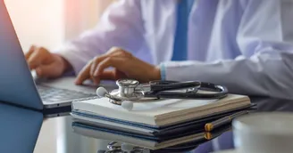 L’inaptitude d’un salarié peut être constatée, à sa demande, pendant son arrêt maladie